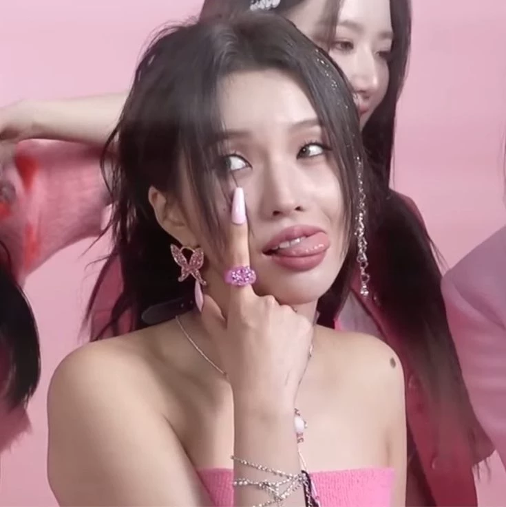 Soyeon GL WLW thumbnail