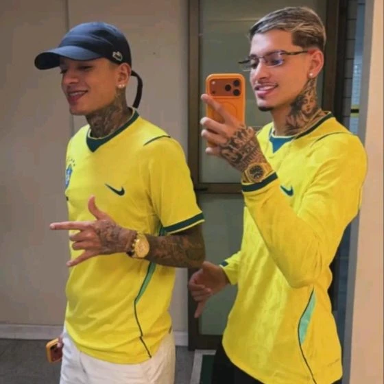 Saraiva And Surfer thumbnail