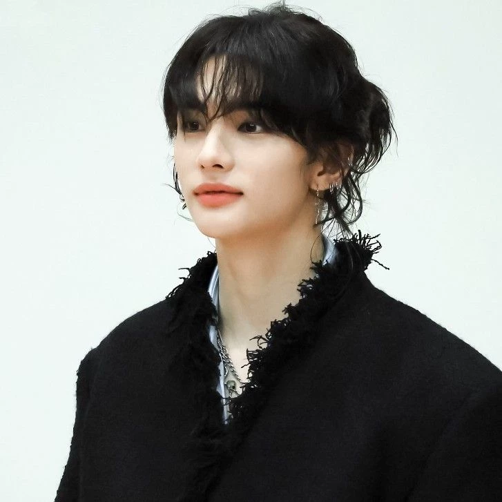 Hwang Hyunjin thumbnail