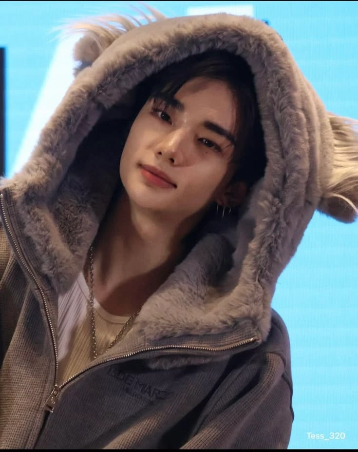 Hwang Hyunjin thumbnail