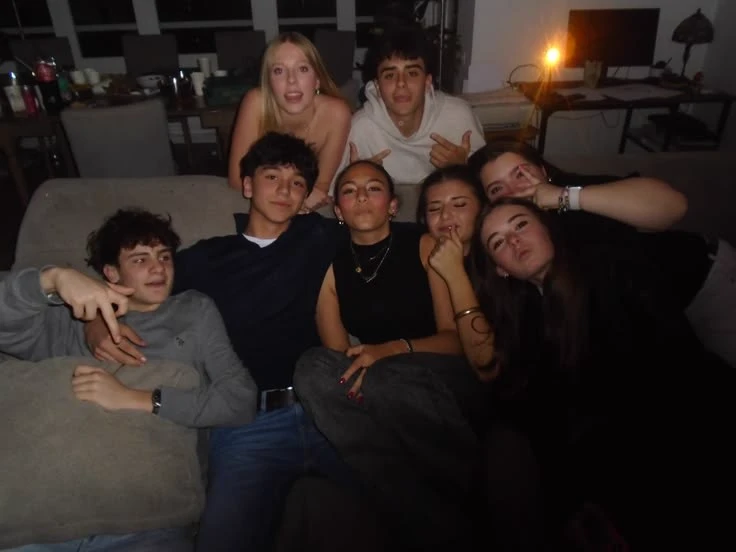 Friend group! PICK ME 🥀🥀🥀 thumbnail