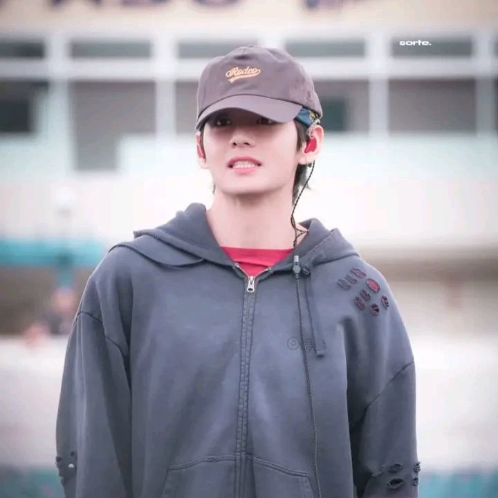 Kim taehyung thumbnail