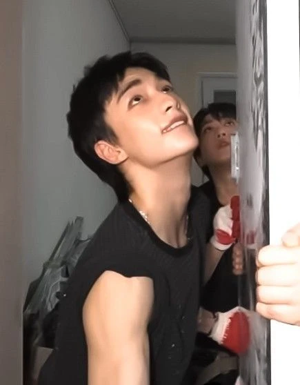 hyunjin thumbnail