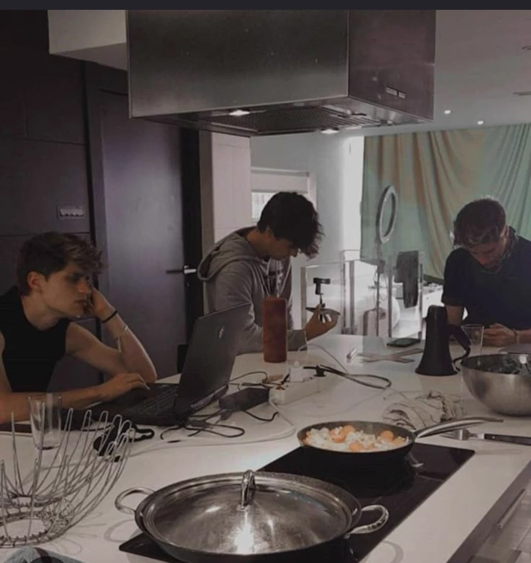 🎱| Roommates thumbnail