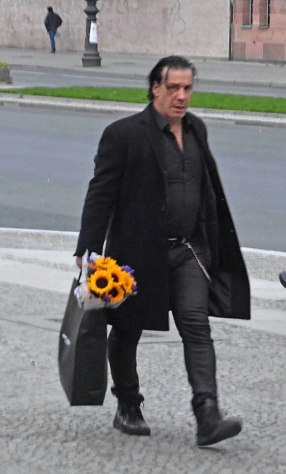 Between Thorns and Roses - Till Lindemann thumbnail