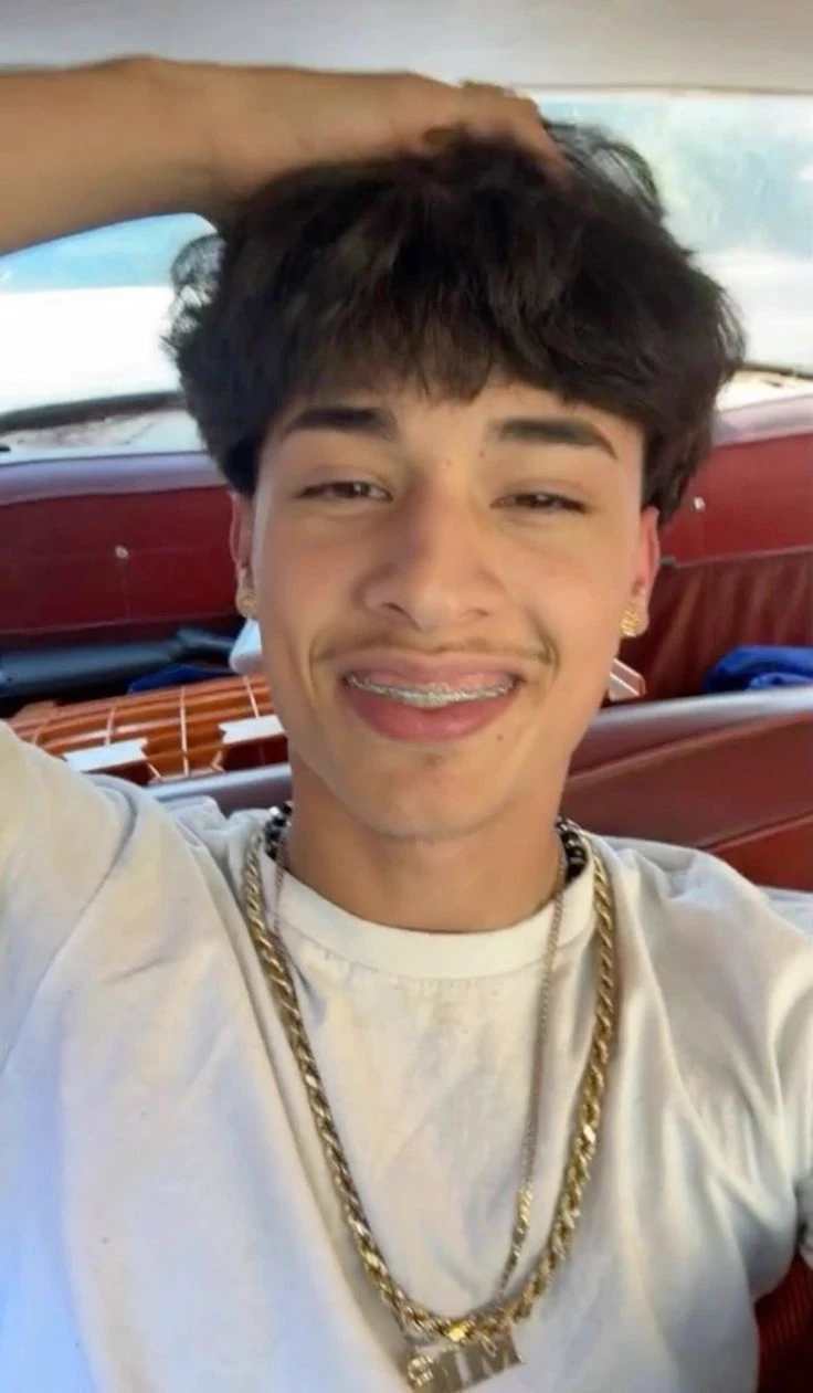 Alex Chino🪐 thumbnail