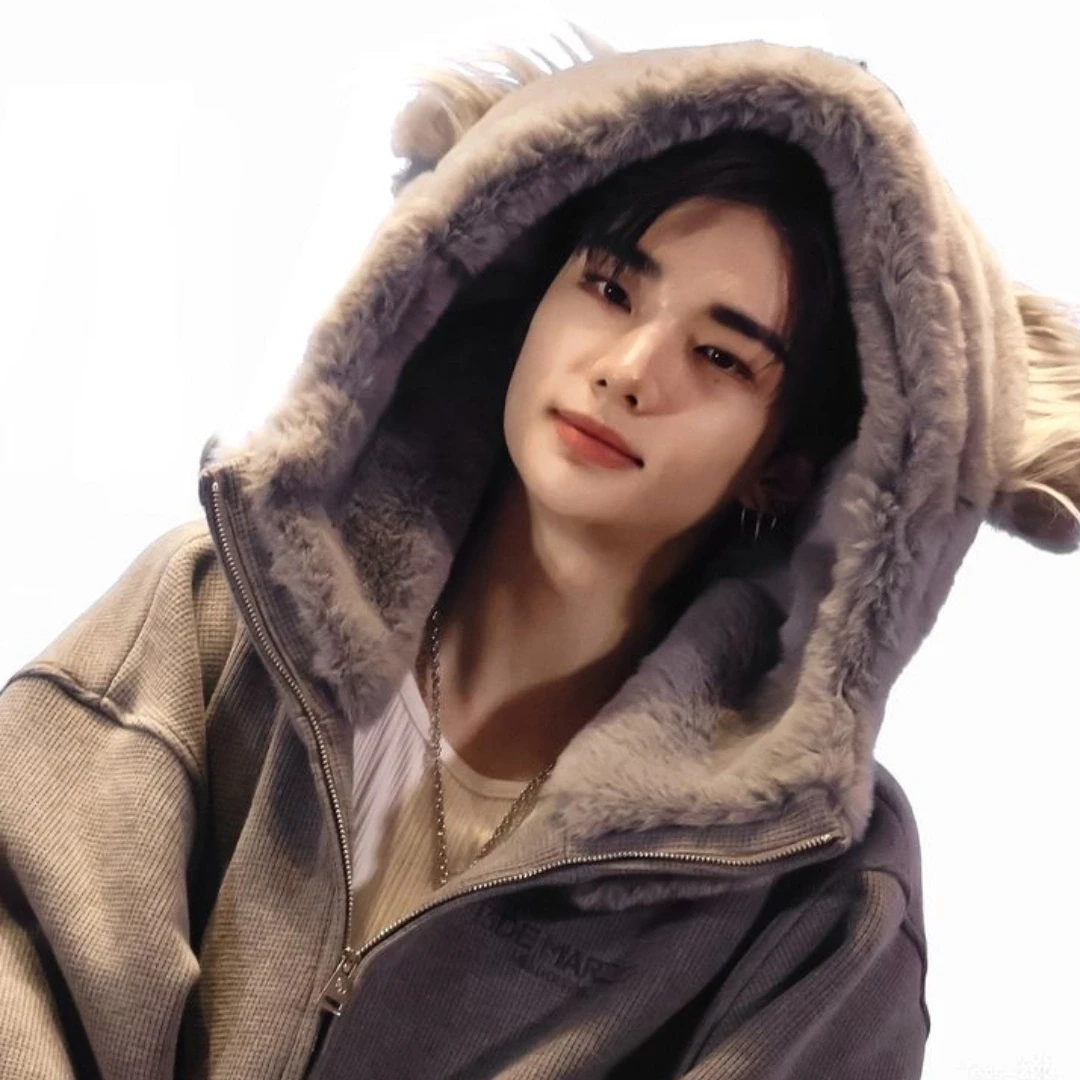 Hyunjin wants to do something... ❤️‍🔥 thumbnail