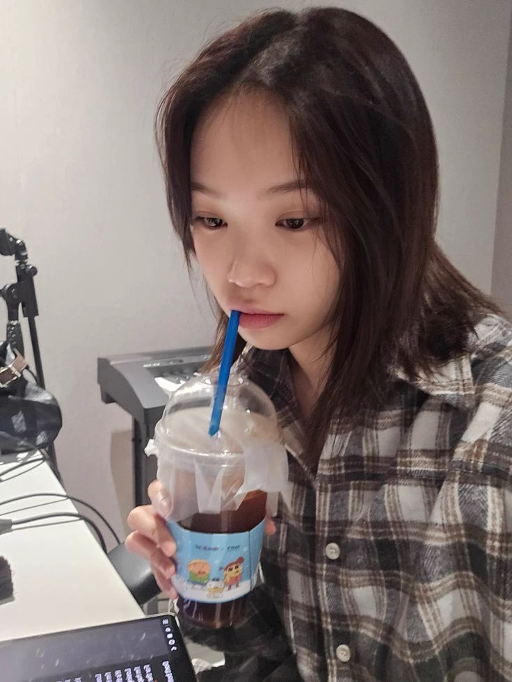 Kim Chaewon thumbnail