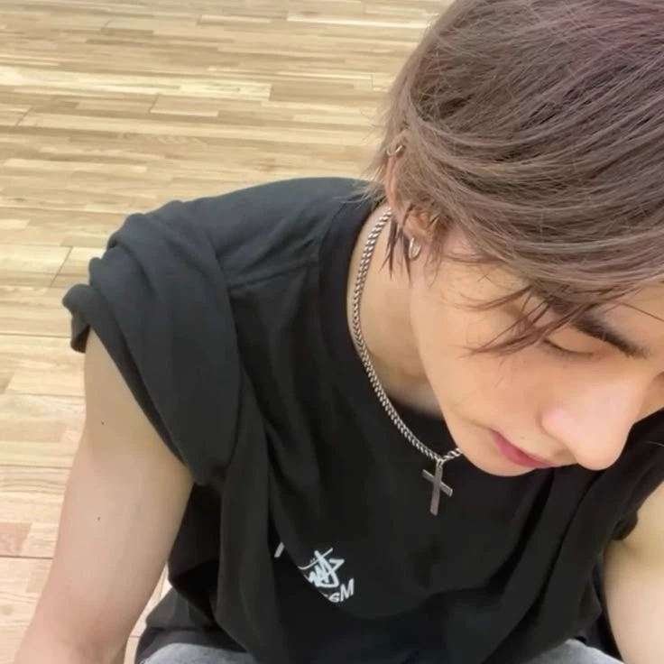 Hwang Hyunjin thumbnail