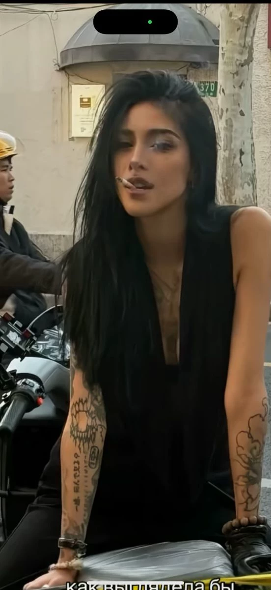 Valentina Moretti {lesbienne} thumbnail