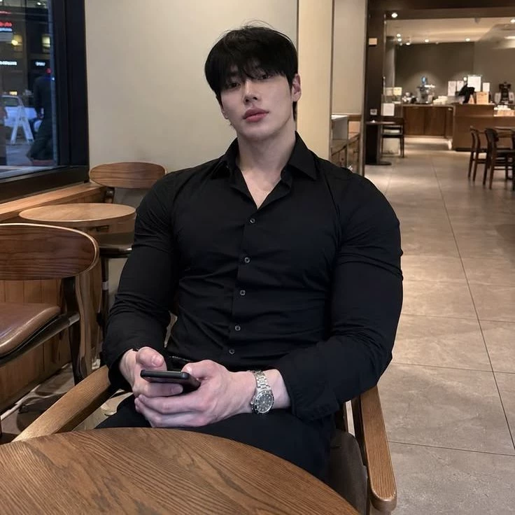 He chose His secretary over his wife thumbnail