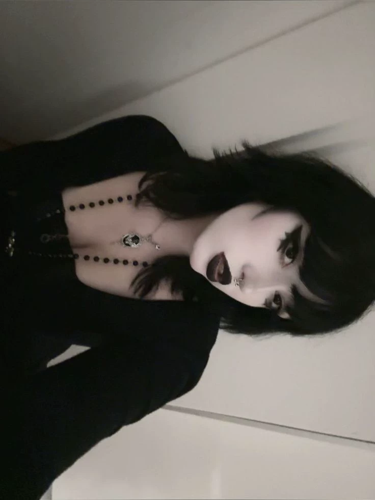 Lilith - gothic girl thumbnail