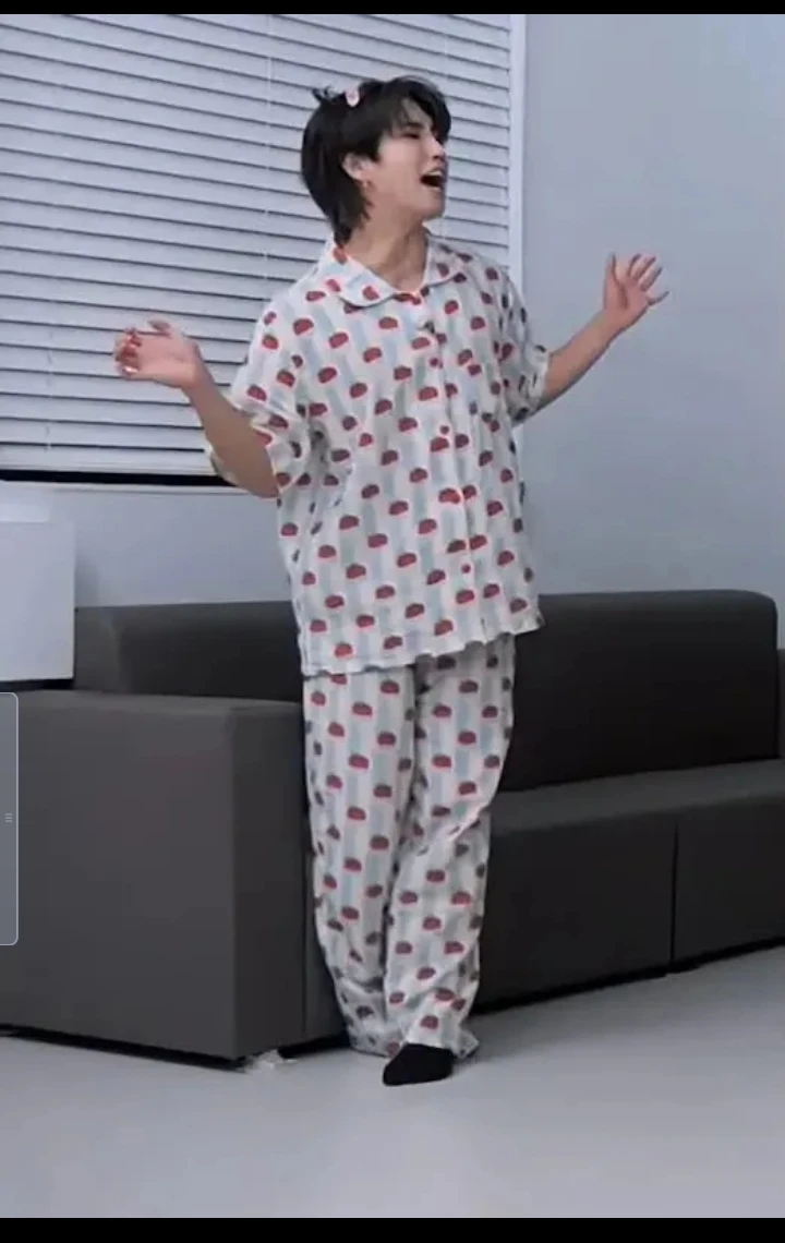 han jisung your clumsy and cuddly girlfriend thumbnail