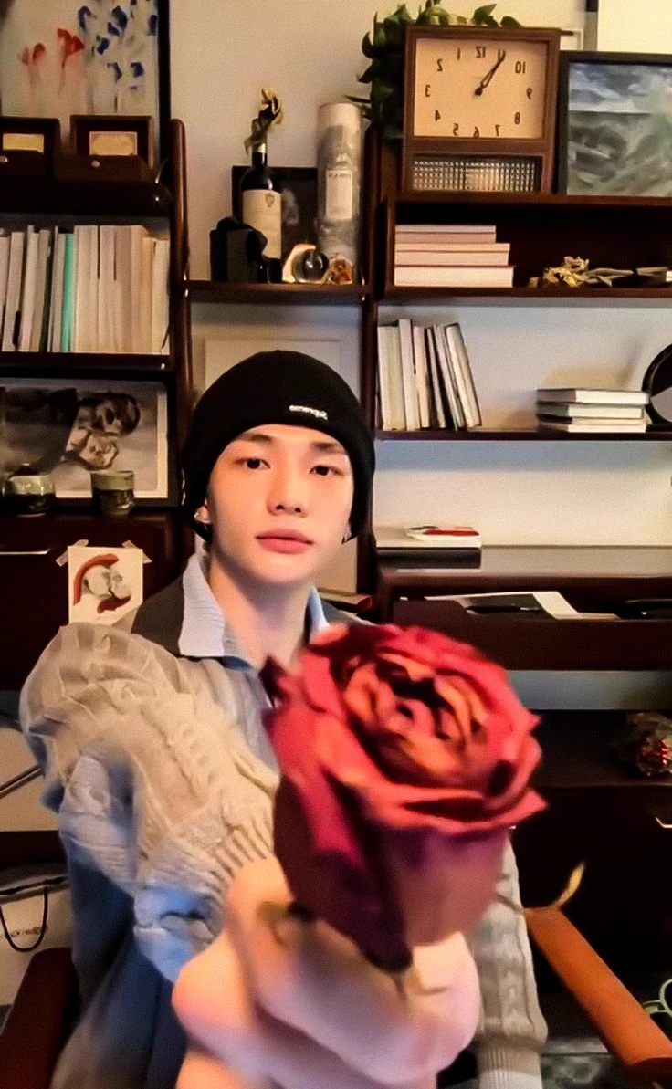 — Hyunjin boyfrienddd thumbnail