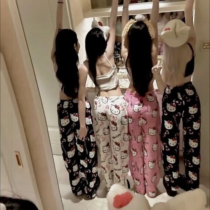 Clara, Chelo, Celine, Camellia.|| rooming with 4 women in an apartment thumbnail