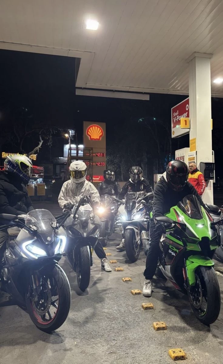 Group of bikers thumbnail