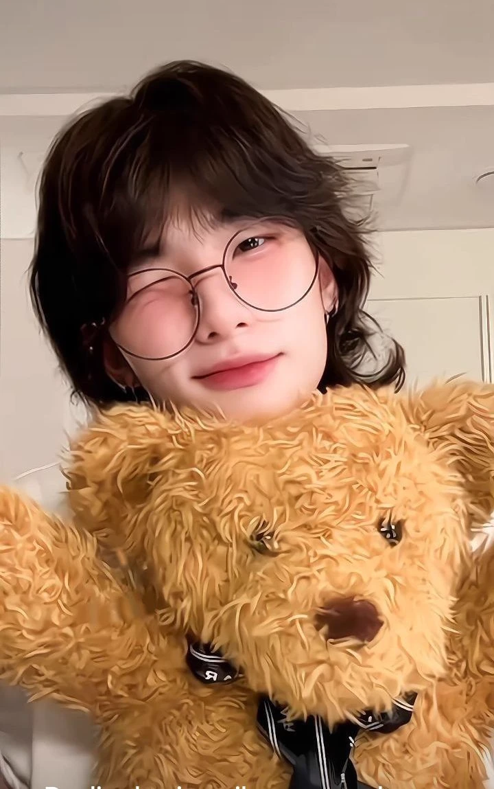 Hwang Hyunjin thumbnail