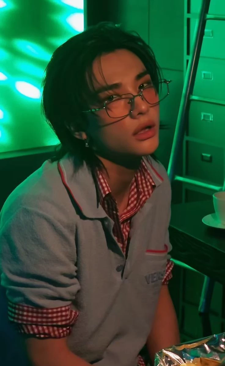 Hwang Hyunjin thumbnail