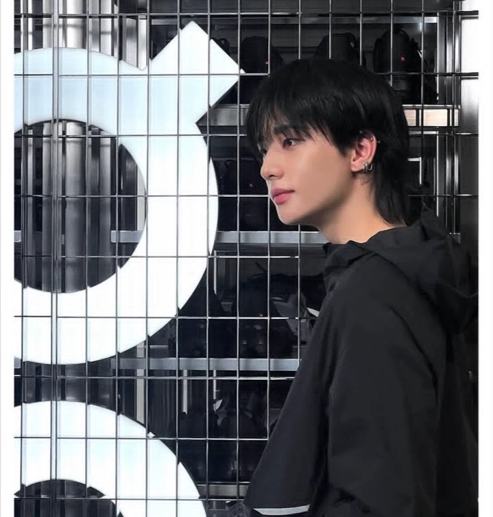 hyunjin thumbnail