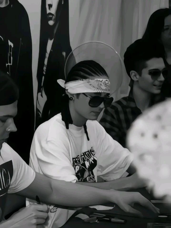 Tom Kaulitz 🔥 thumbnail