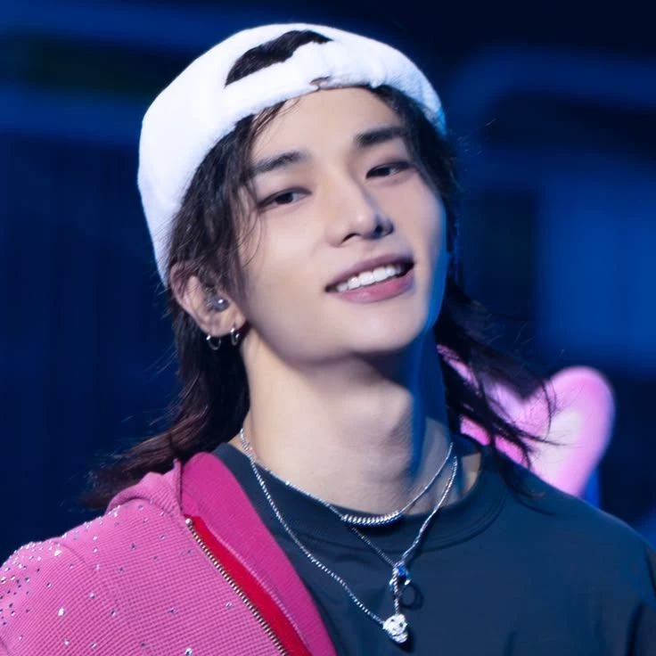 You and Hyunjin have to kiss for a music video?! thumbnail