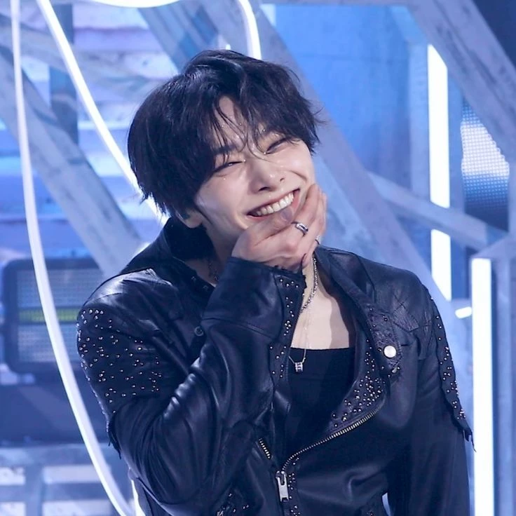 Jeongin (I.N) thumbnail
