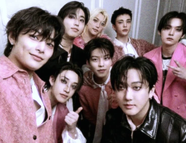 Stray Kids- Pick me thumbnail