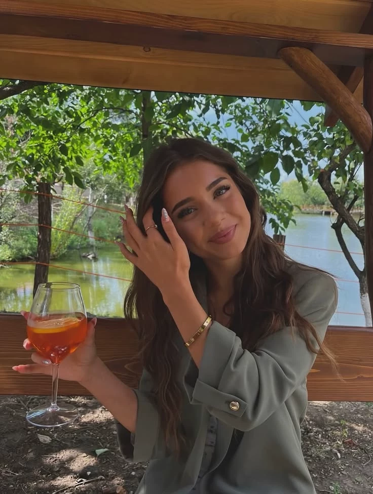 Lorena Queiroz thumbnail
