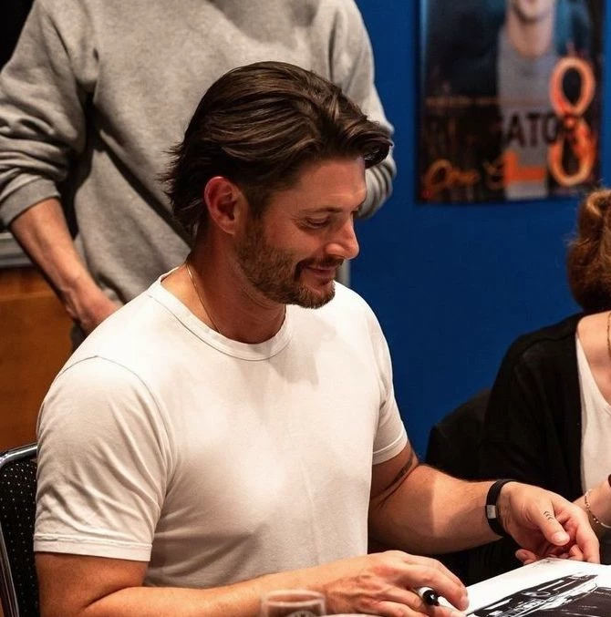 Jensen Ackles 'Fan Sign' thumbnail
