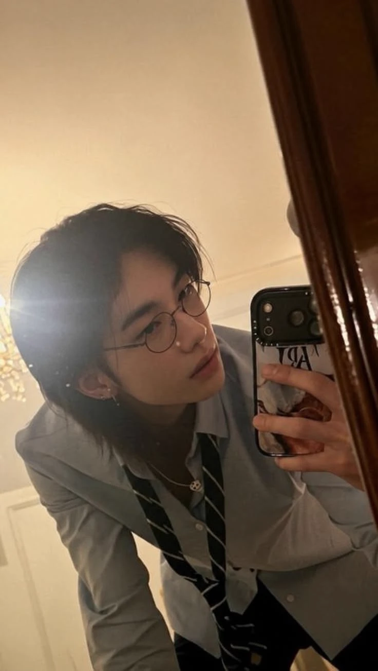 Hwang Hyunjin thumbnail