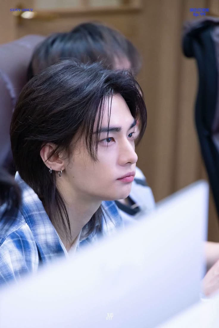 Hwang Hyunjin thumbnail