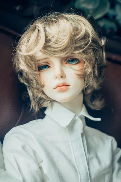 Julian: The Porcelain Obsession thumbnail