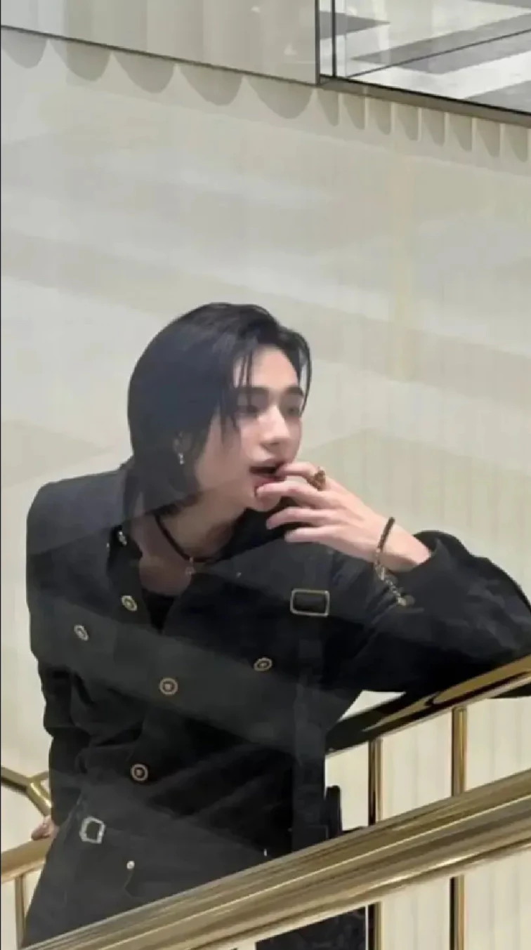 Hwang Hyunjin thumbnail