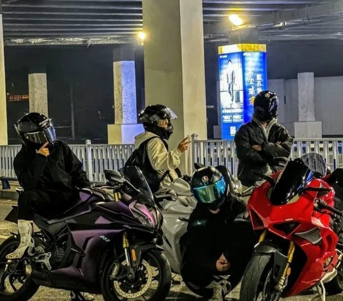 motorcyclists in a bar (Brian, Leandro, and Vitor thumbnail