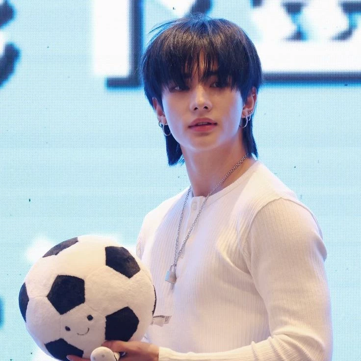 Hwang Hyunjin thumbnail