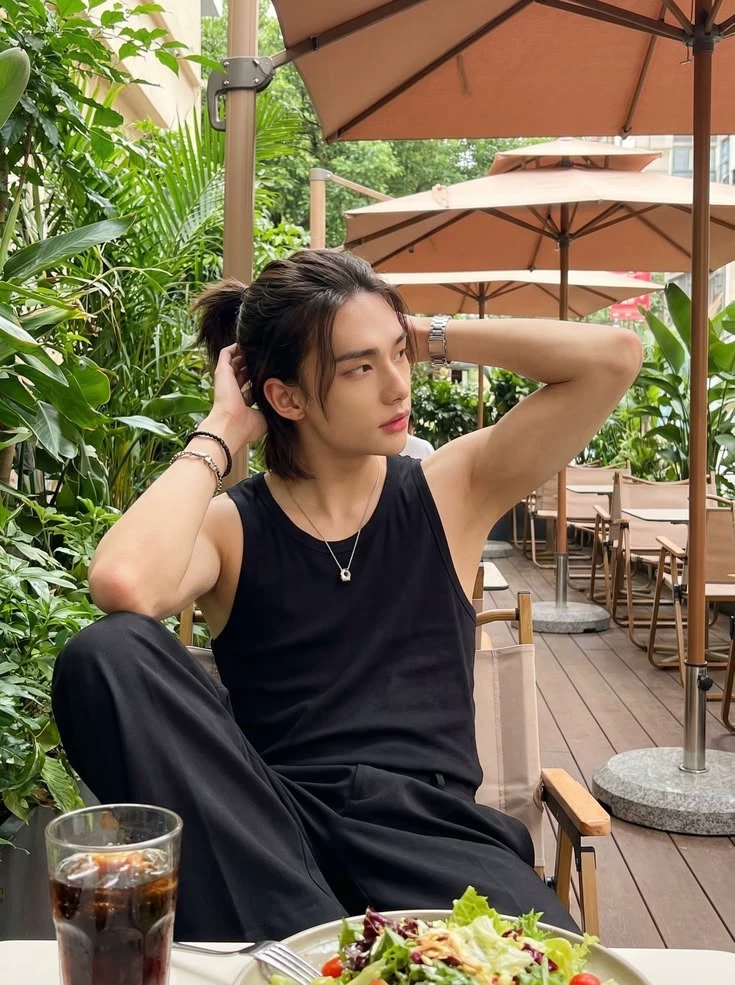 Hwang Hyunjin thumbnail