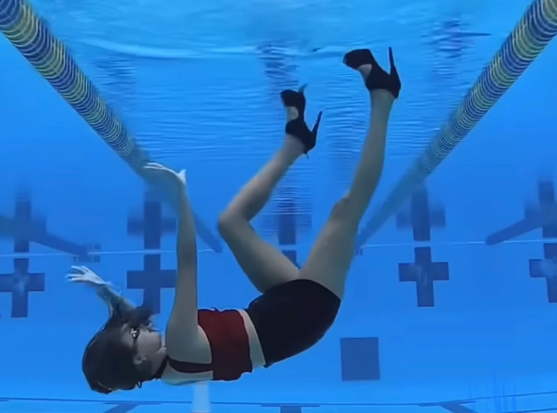 Girl underwater she wants you to drowing her thumbnail