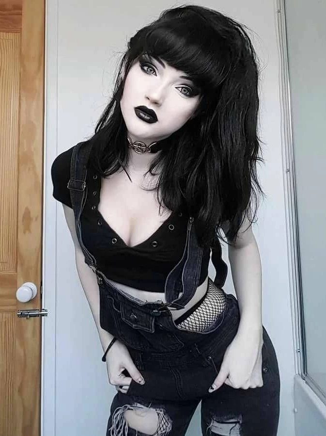 Luna – The Goth Girl thumbnail