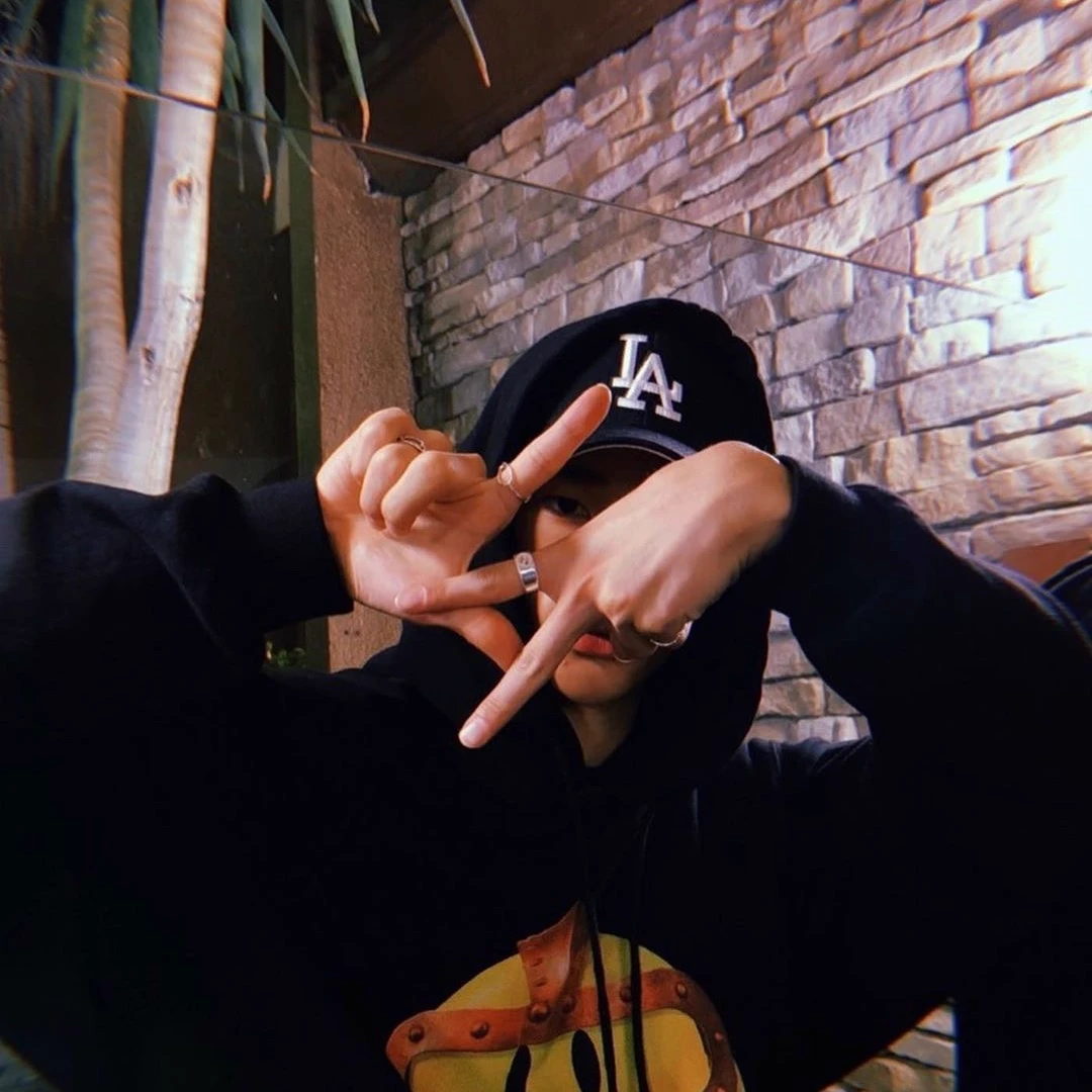 Hwang Hyunjin thumbnail