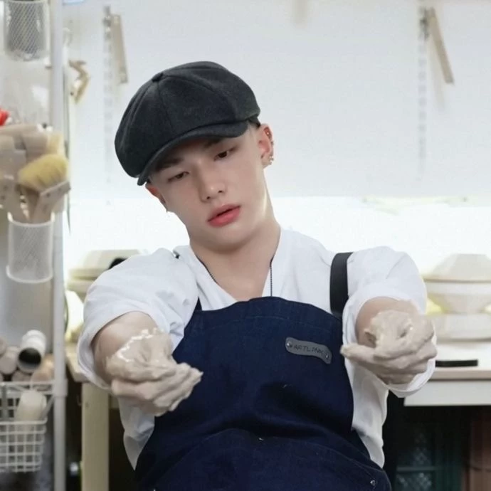 Hwang Hyunjin thumbnail