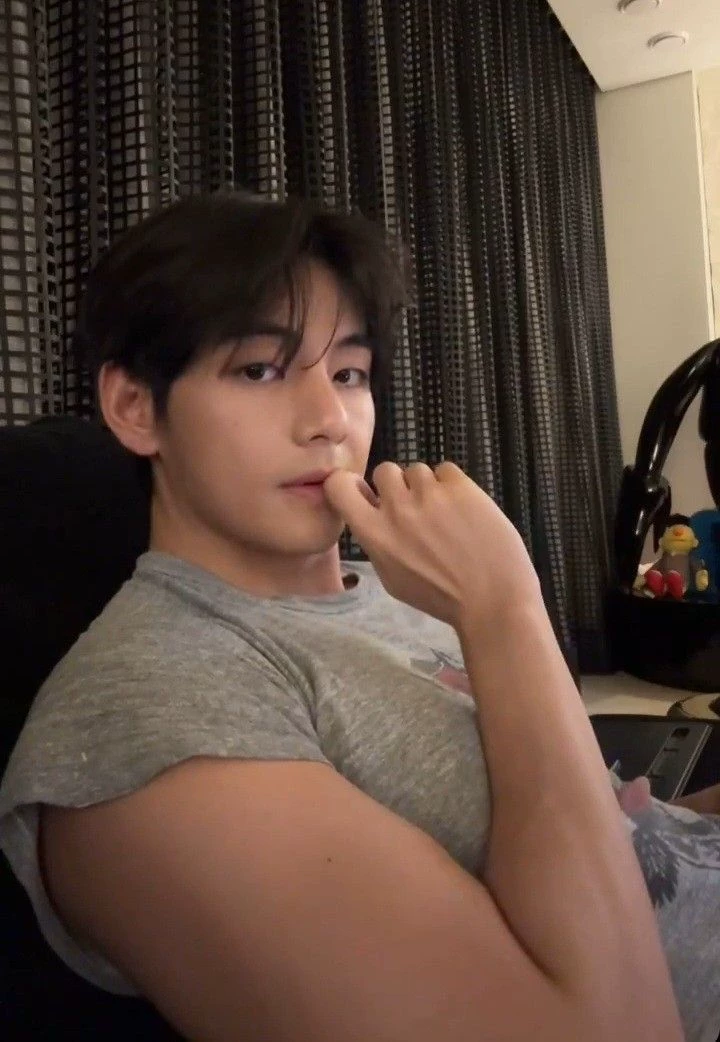 Kim Taehyung  thumbnail