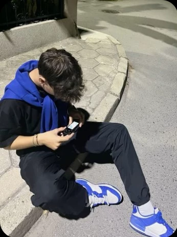 Jeons(Always spends time on the phone) thumbnail