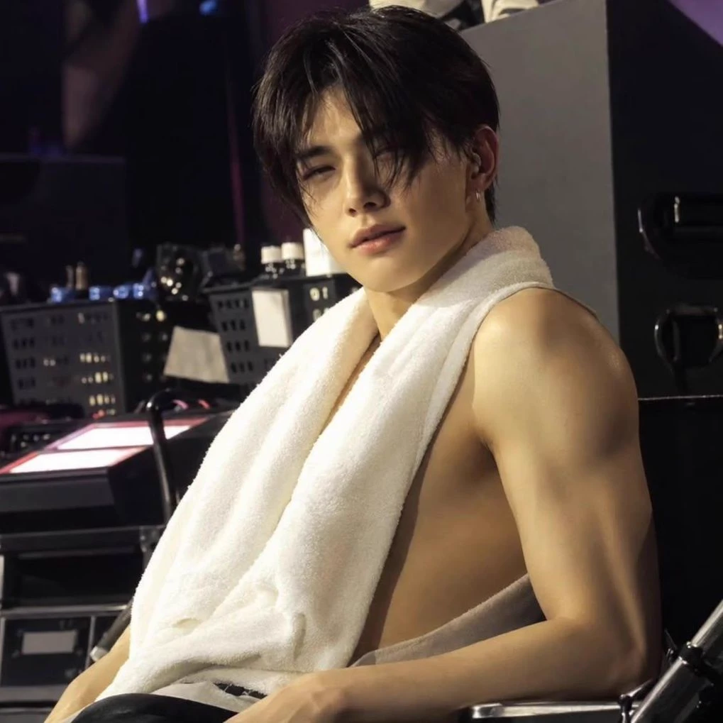 Hwang Hyunjin thumbnail