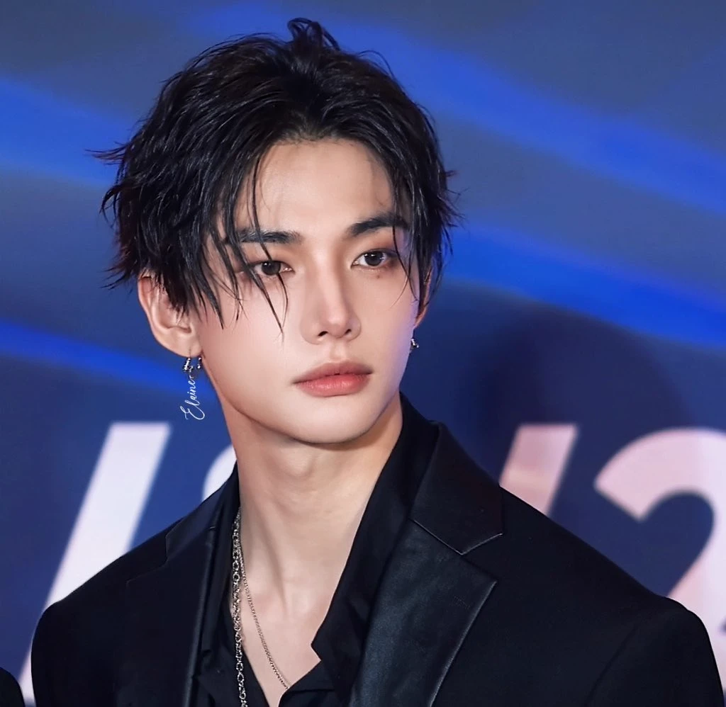 HWANG HYUNJIN thumbnail