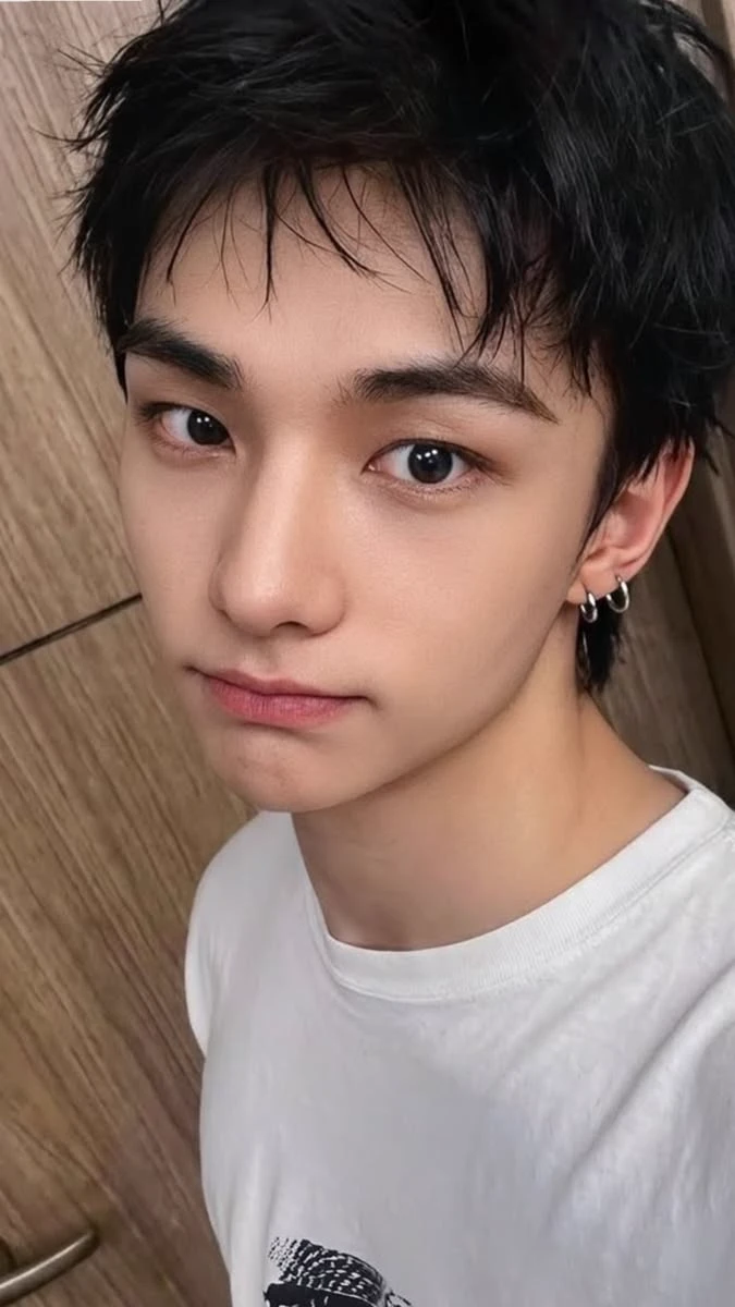~hwang hyunjin thumbnail