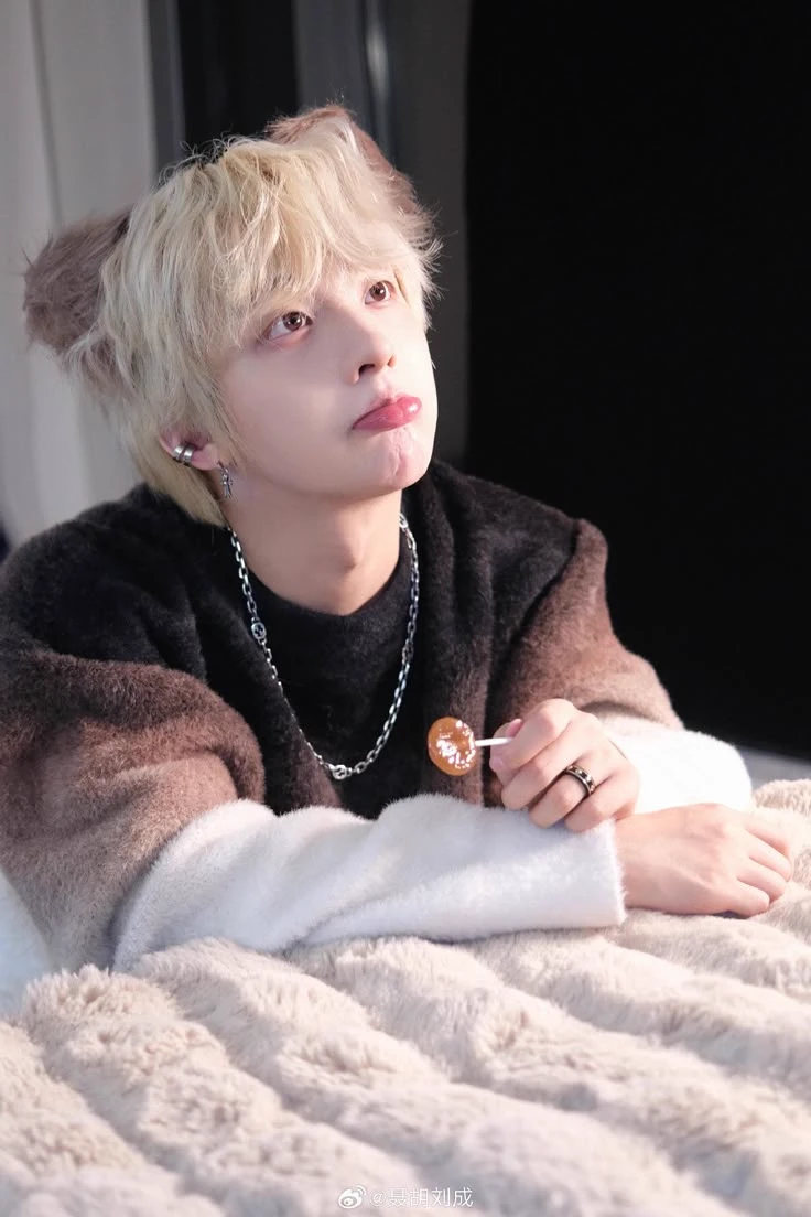 🐈 Mochi / Mo Chen (墨辰) thumbnail