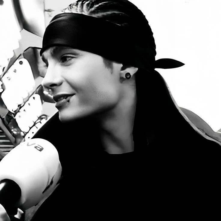 Tom kaulitz - pool party. thumbnail