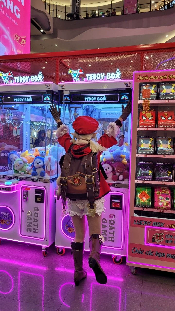 Shopping mall, you're a cosplayer~ thumbnail