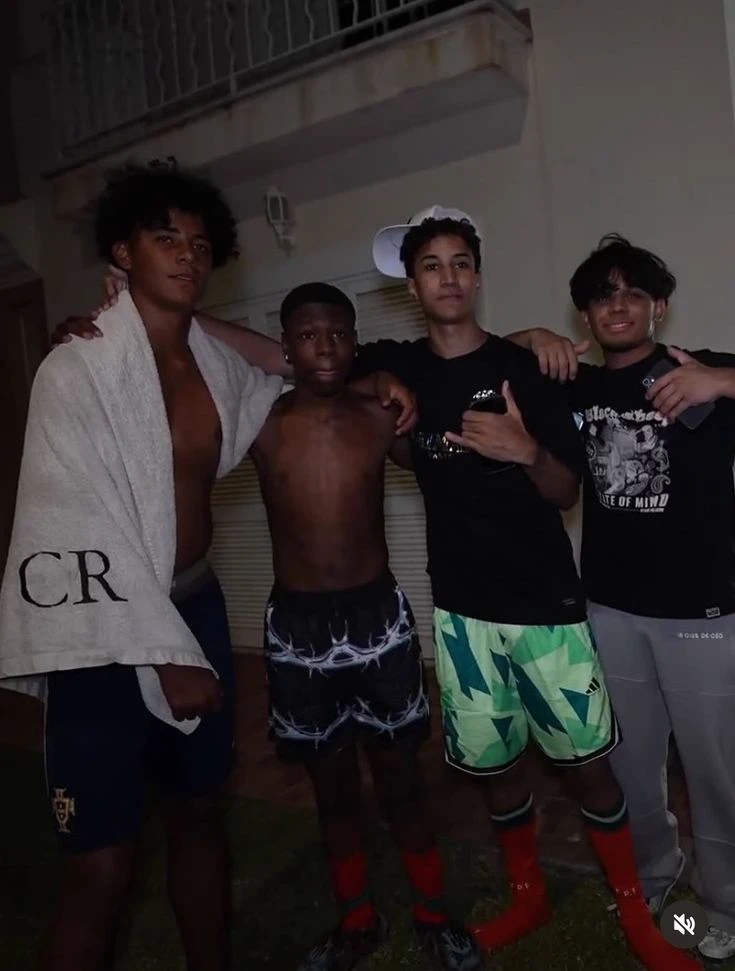 Cris Jr~ thumbnail