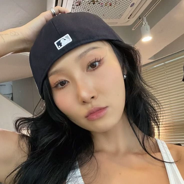 Hwasa thumbnail